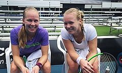 Bertens rechts op de foto met tennispartner Larsson