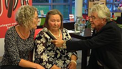Moeder Dien tussen auteur Natascha Kayser en TT-speaker Jan de Rooij -foto Boudewijn Vermeer