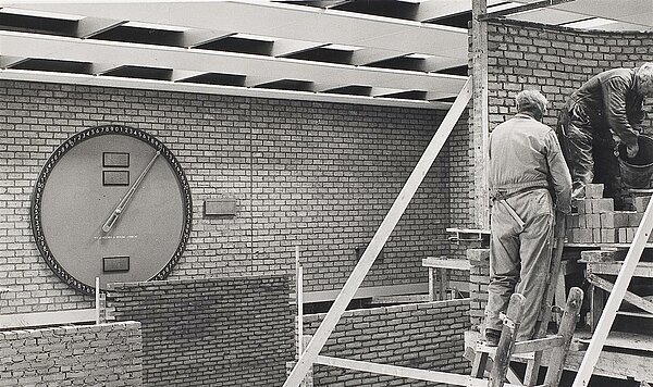 de klok verdwijnt in de spouw - foto Historisch Archief Westland