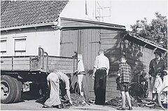 verwijderen van de grenspaal in 1957 - foto Historisch Archief Westland