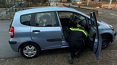 De auto van de bestuurder wordt doorzocht door de politie - Regio15