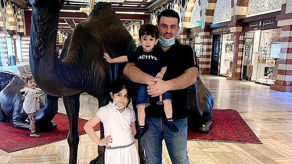 Mohamad Sabouni met zoon en dochter in betere tijden.