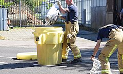 Gebruikte brandweerpakken gaan in speciale containers -foto Regio 15-FE