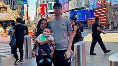 Marco met vrouw en kind in New York - Privfoto