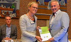 Namens de  gemeenteraad  ontvangt  Ben  van  der Stee  het  rapport - foto Fred van der Ende