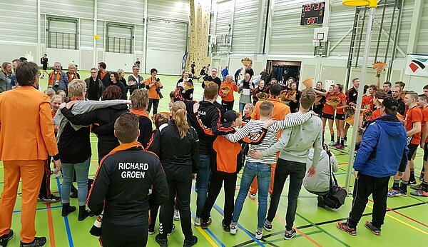 Supporters vieren het kampioenschap mee - foto Piet Voskamp