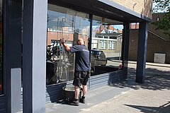 glashandel plaatst nieuwe ruit - foto Jeroen Kuipers