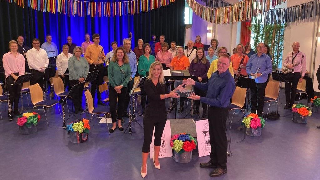 Schaal der gemeente Maassluis voor jubilerende Harmonie