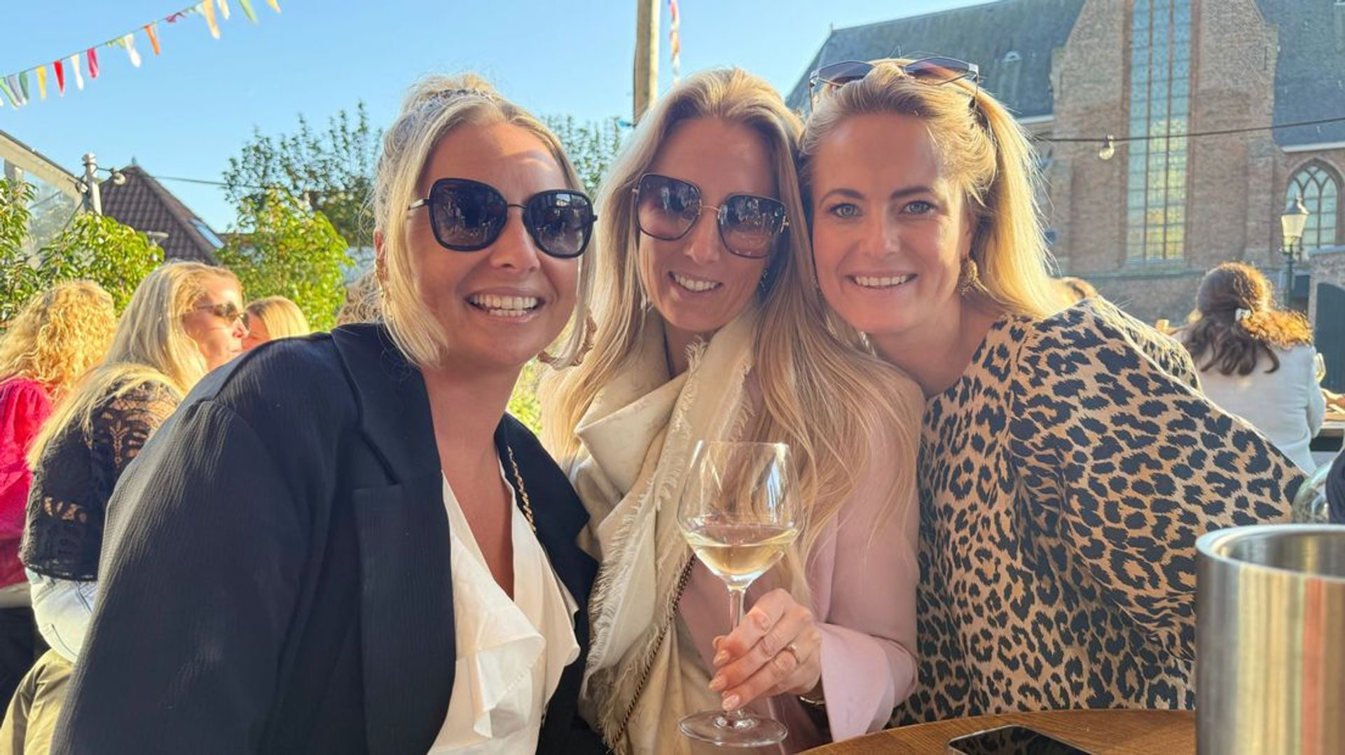Chantal, Charlene en Joyce bij café de Slimmerick