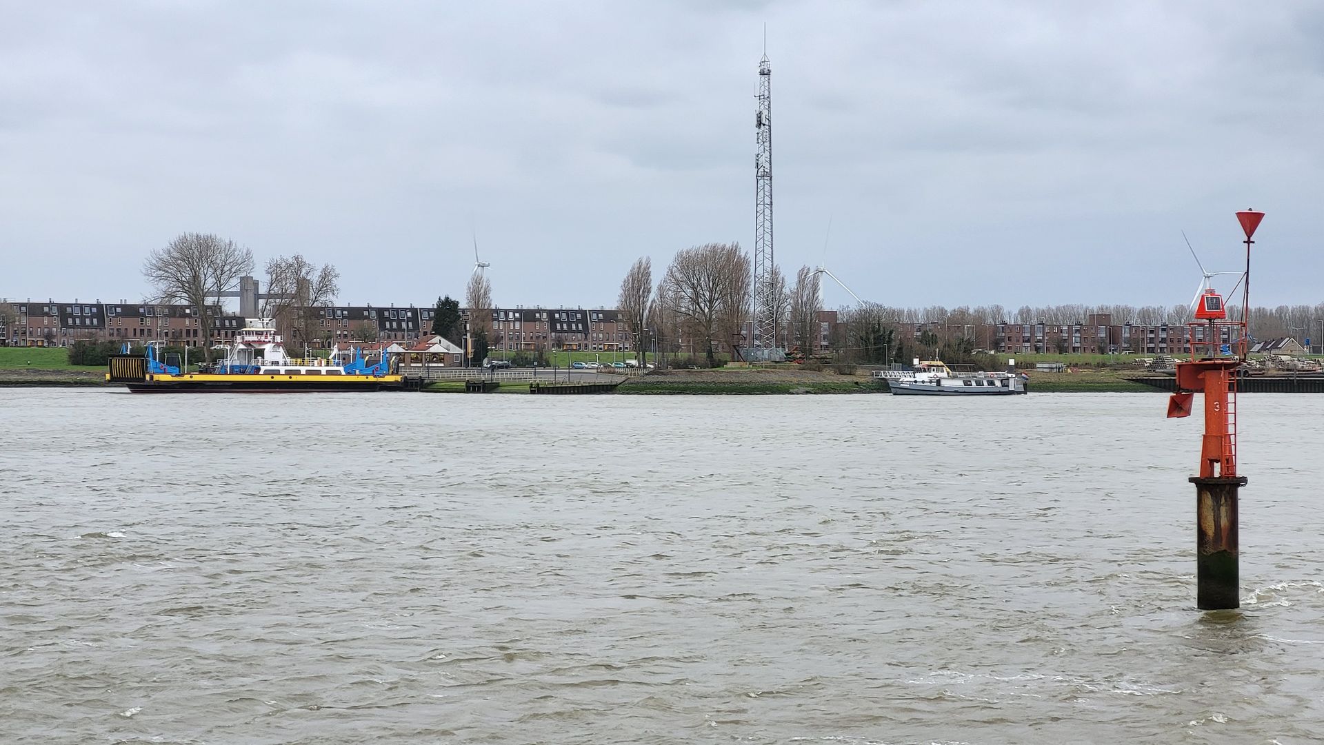 De Blankenburg en de Jorina liggen gebroederlijk langs de kant in Rozenburg.