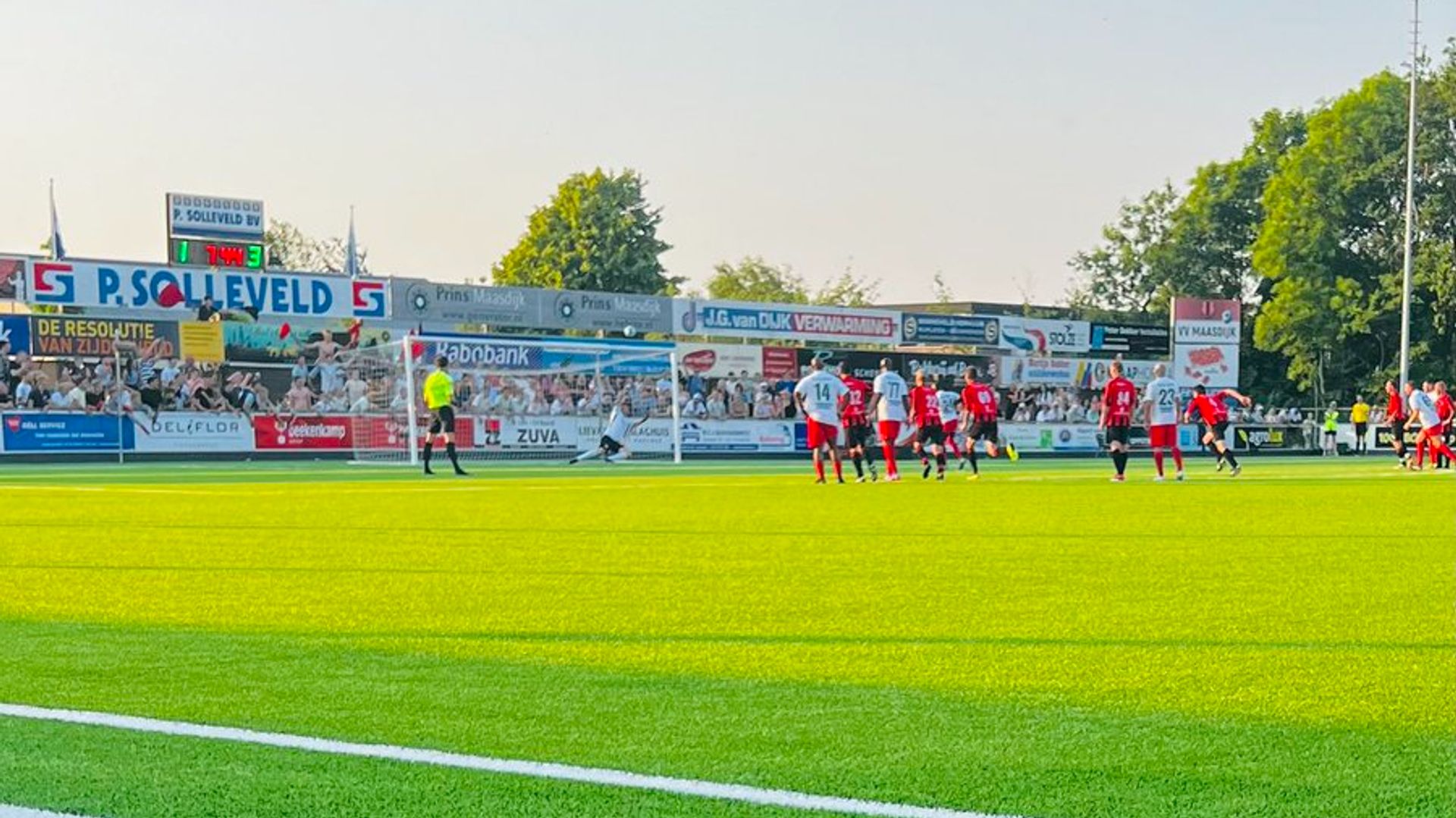 Maasdijk 4 - FC De Rebellen was één groot feest