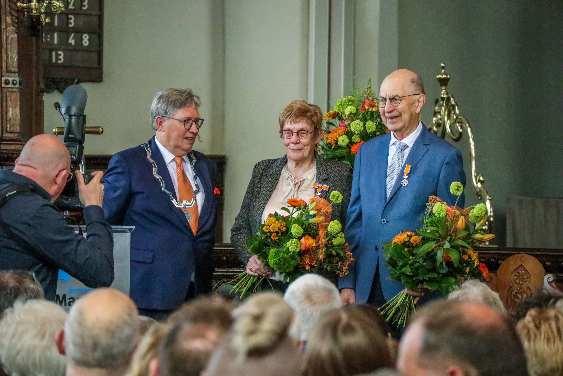 Piet en Janny van Dijk kregen hun lintje in Maassluis.