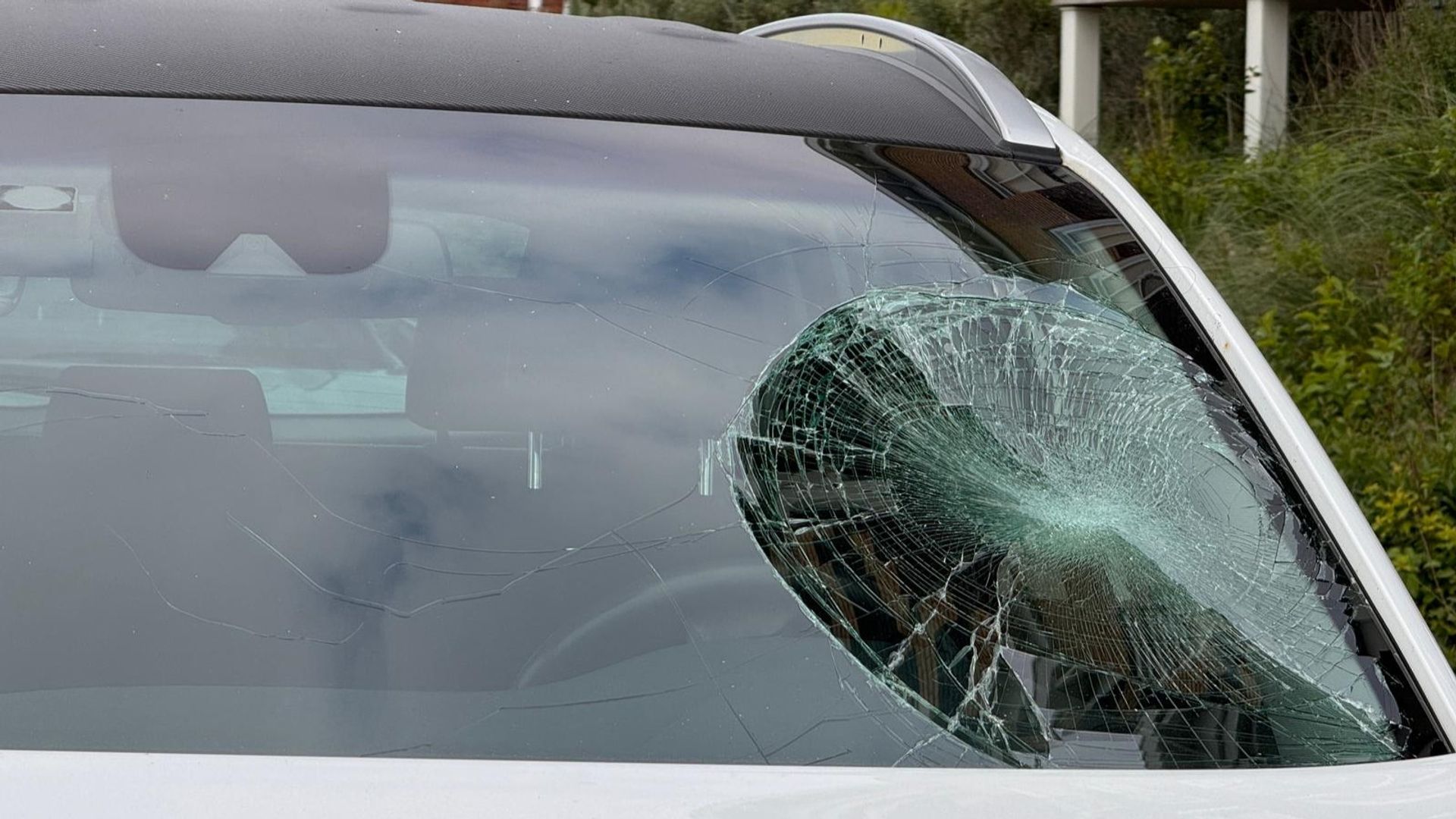 De auto heeft flinke schade.