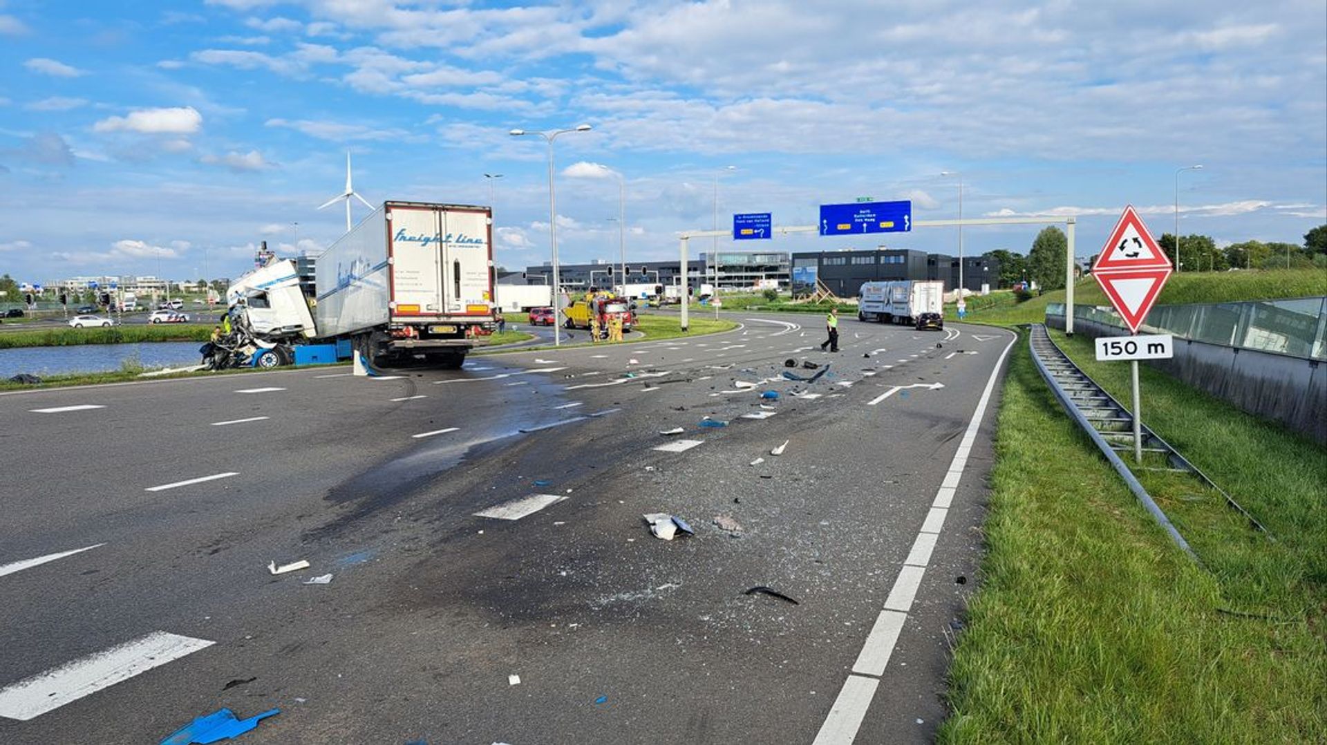 Het wegdek lag bezaaid met brokstukken