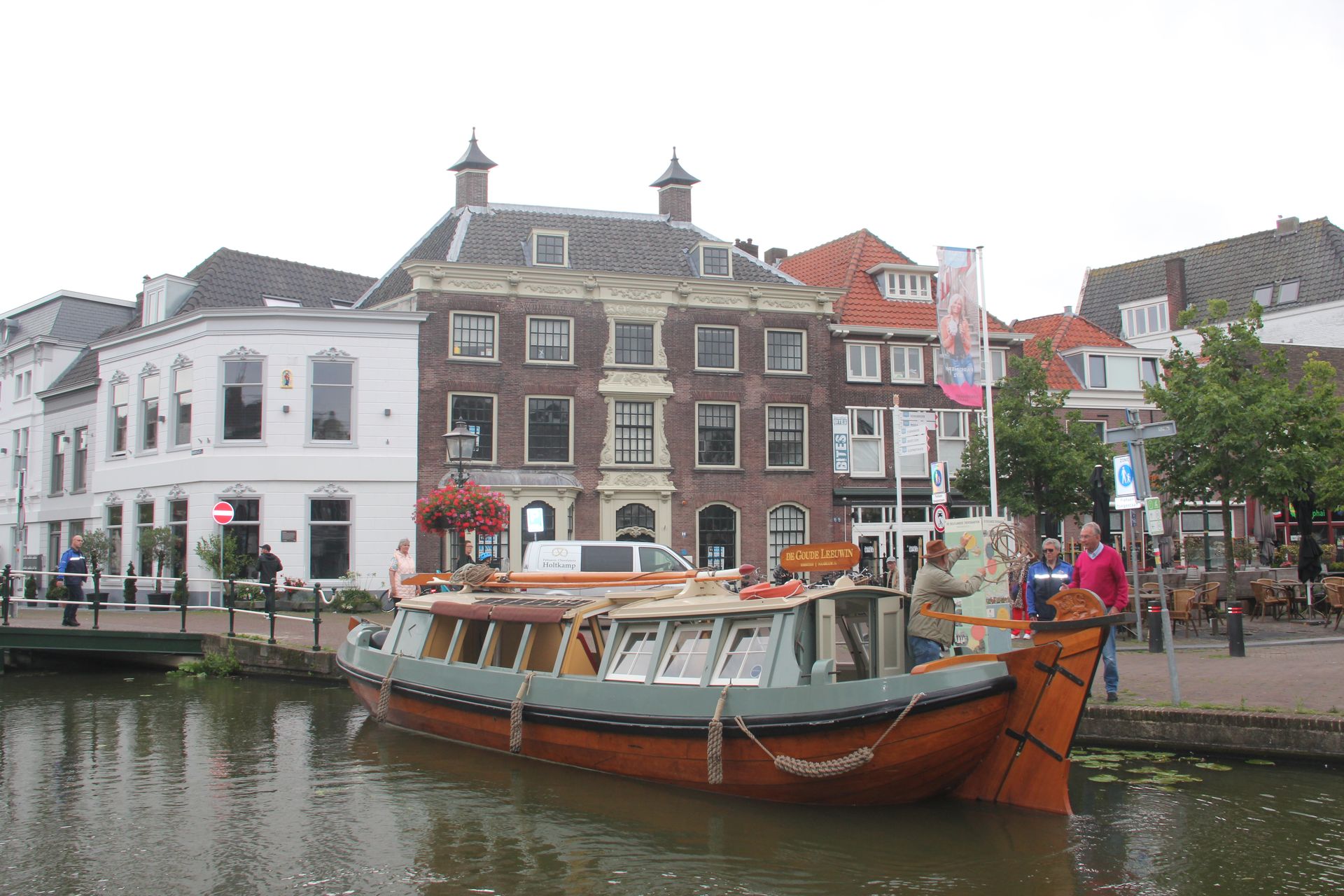 In Maassluis is recentelijk een trekschuit, ‘De Goude Leeuwin’, gereconstrueerd.