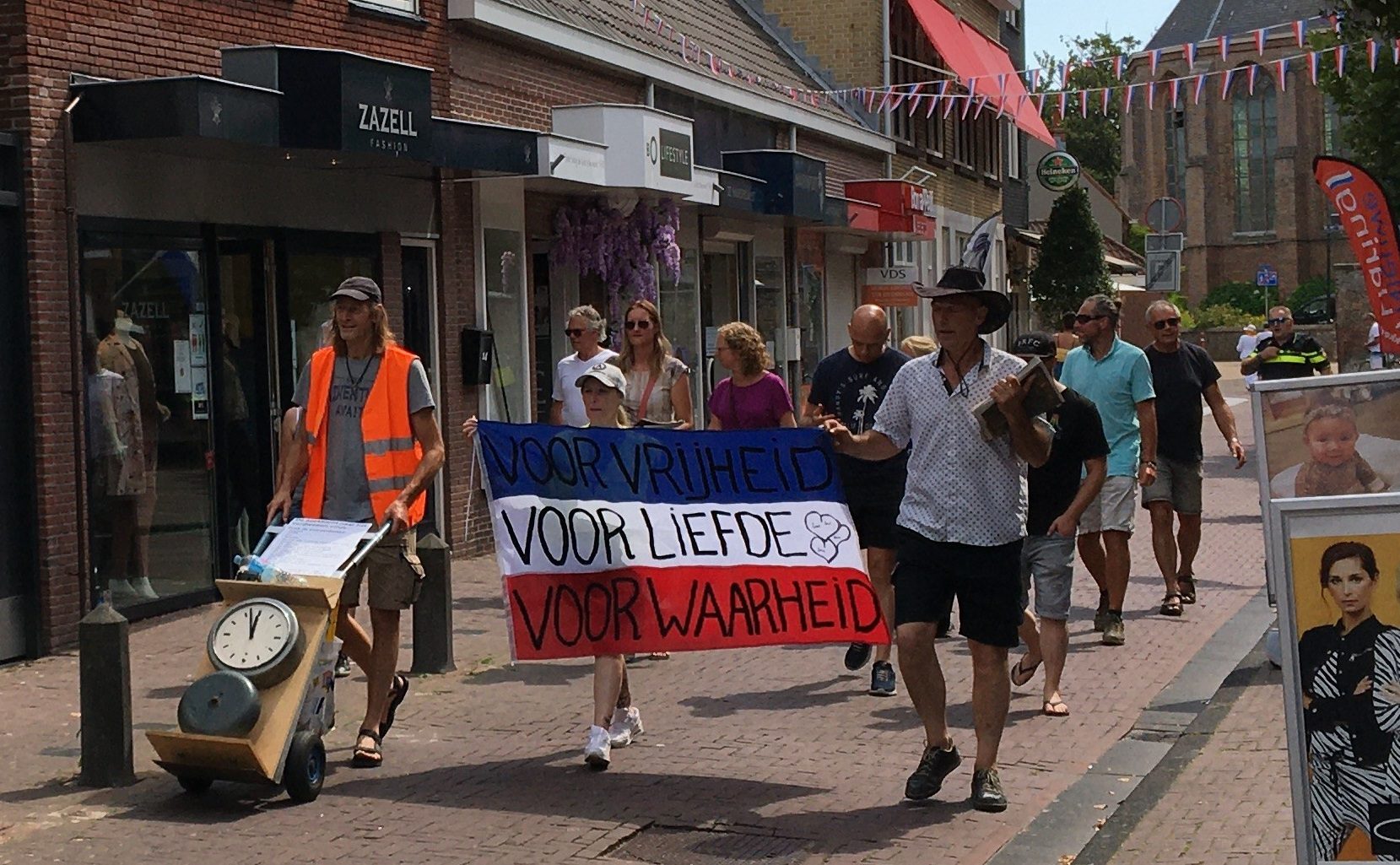 Bescheiden deelname aan protestwandeling in Naaldwijk