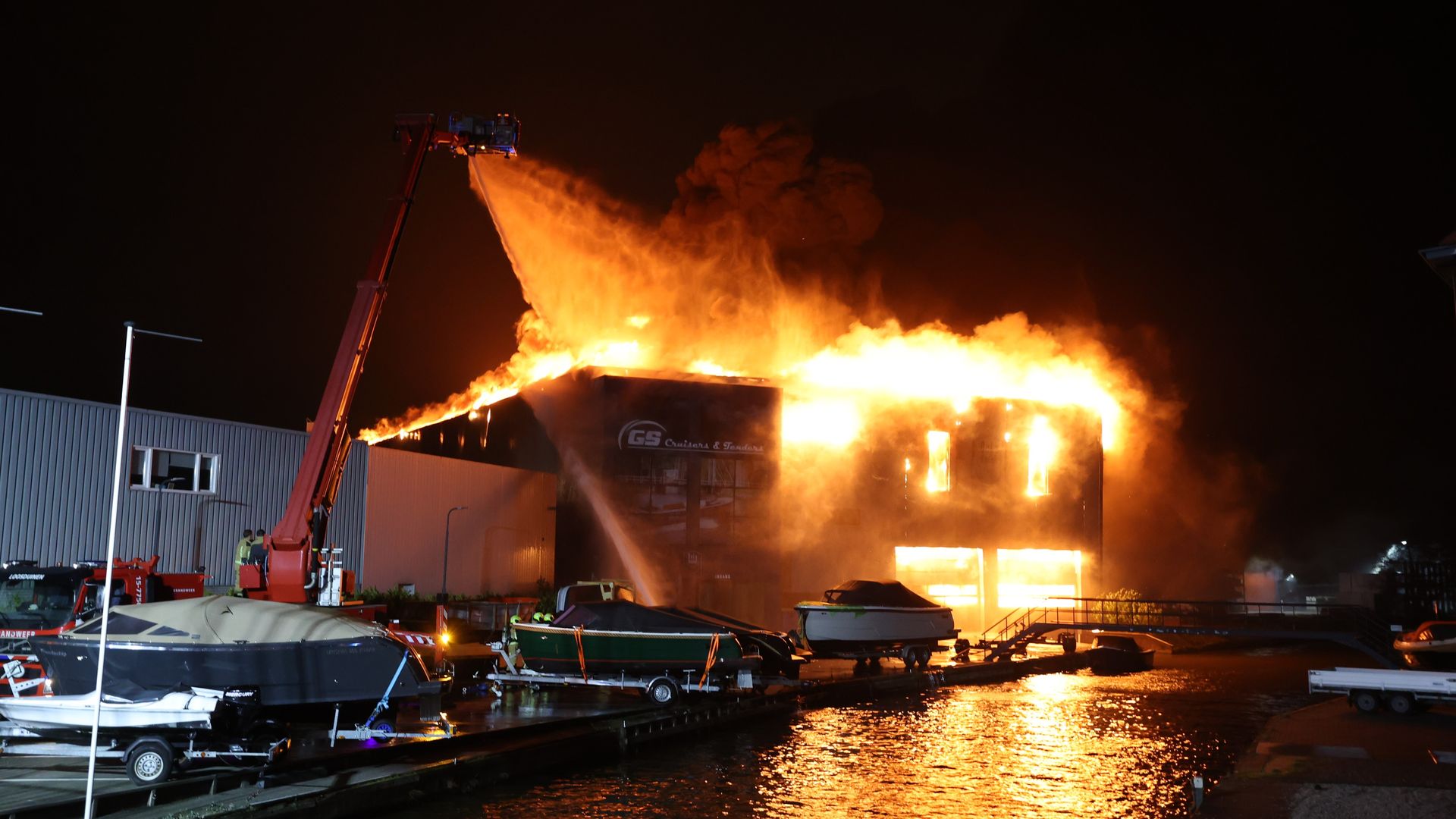 Brand Jupiter Poeldijk blussen