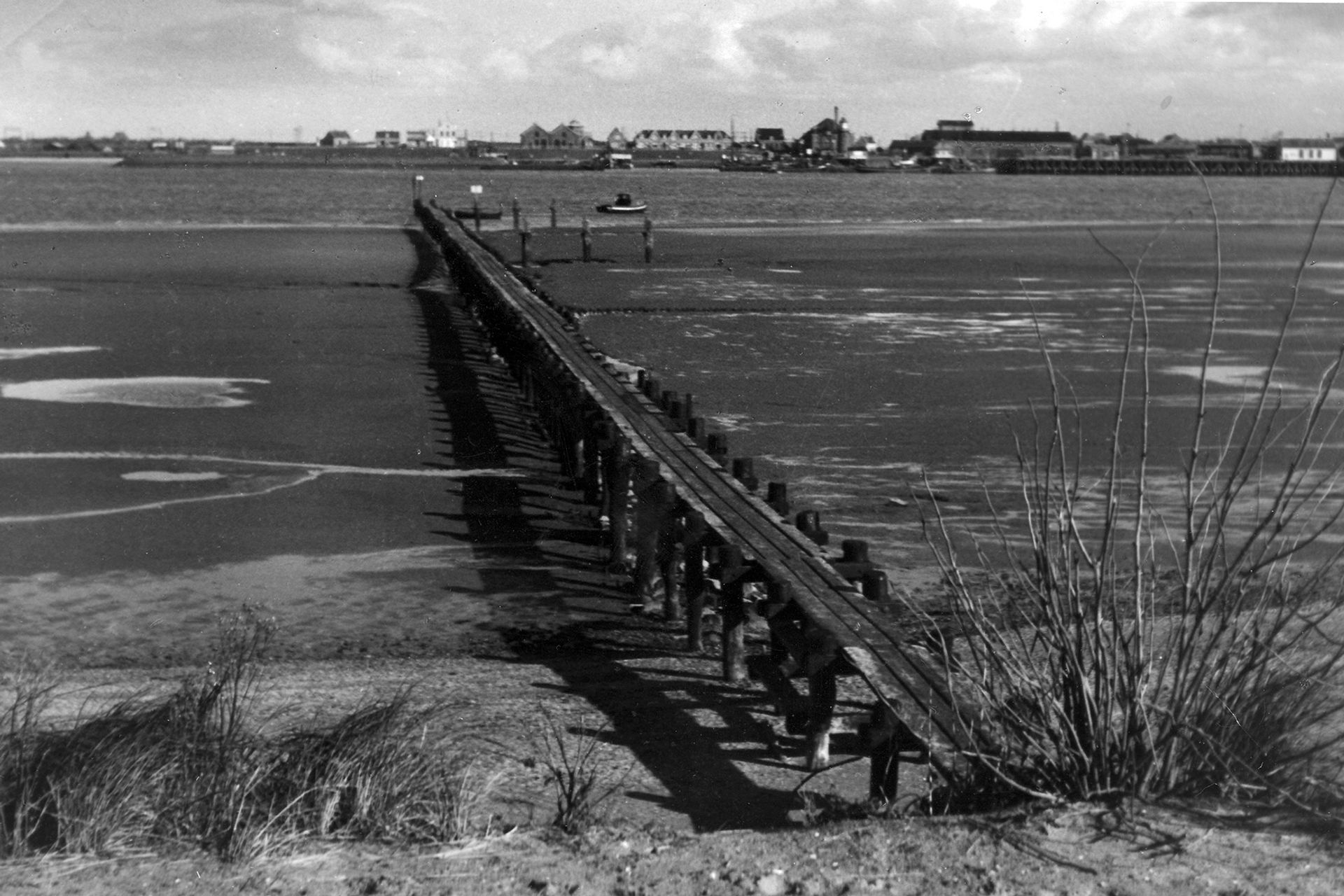 De veersteiger op De Beer vóór de 2e wereldoorlog. Op de achtergrond de Berghaven in Hoek van Holland. De vlet ‘Berghaven’ (rechts van de steiger) is net vertrokken naar de Hoek.