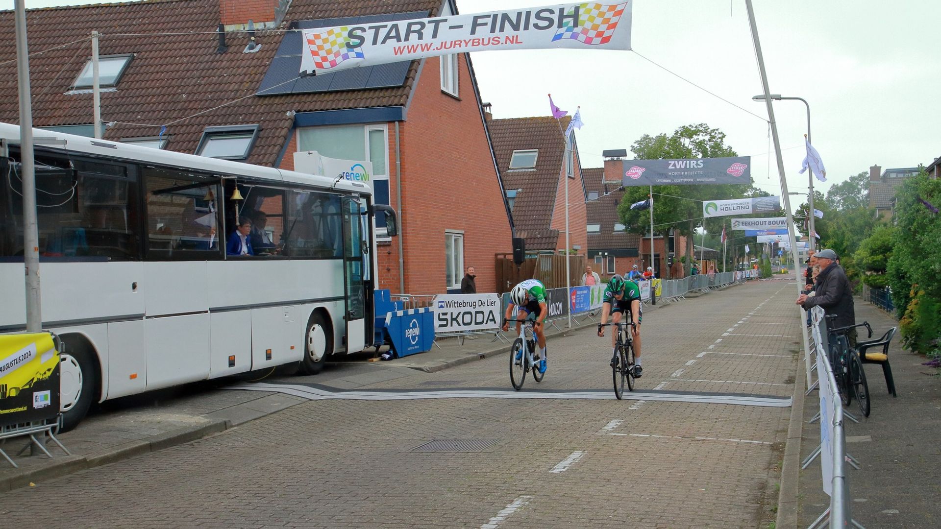 Van Capel (rechts) verslaat Roeling op de meet.