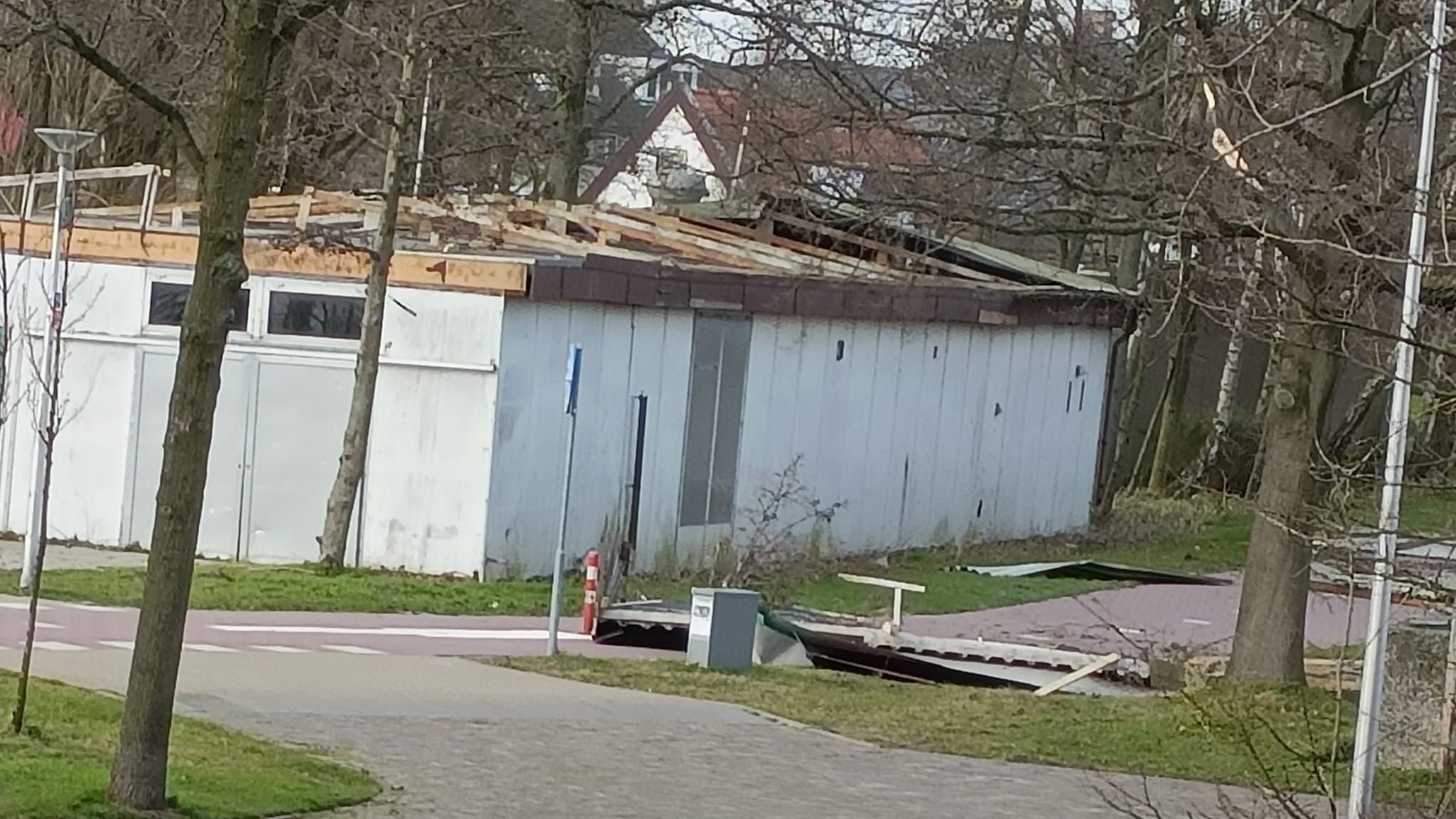 Dak Naaldwijkse duivensportclub weggewaaid