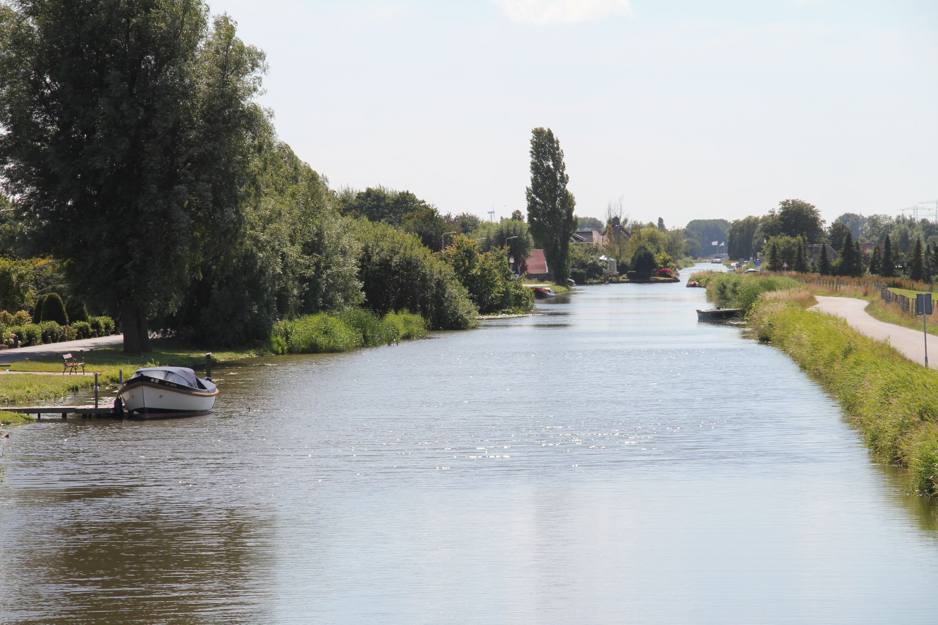 De Zweth nabij de Bonte Haas is een goed vaarwater, rechts de noordelijke kade.