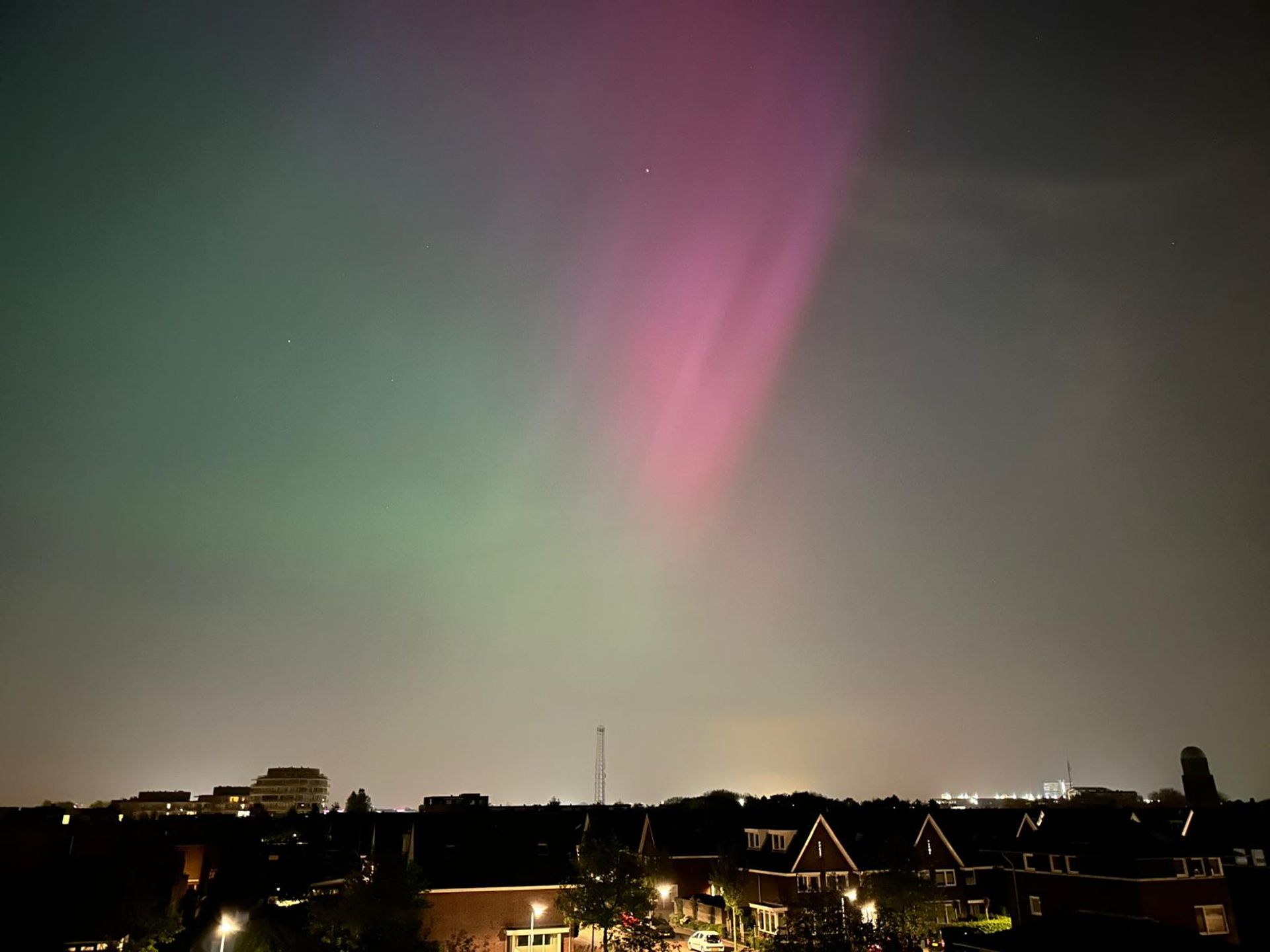 Noorderlicht boven Naaldwijk.