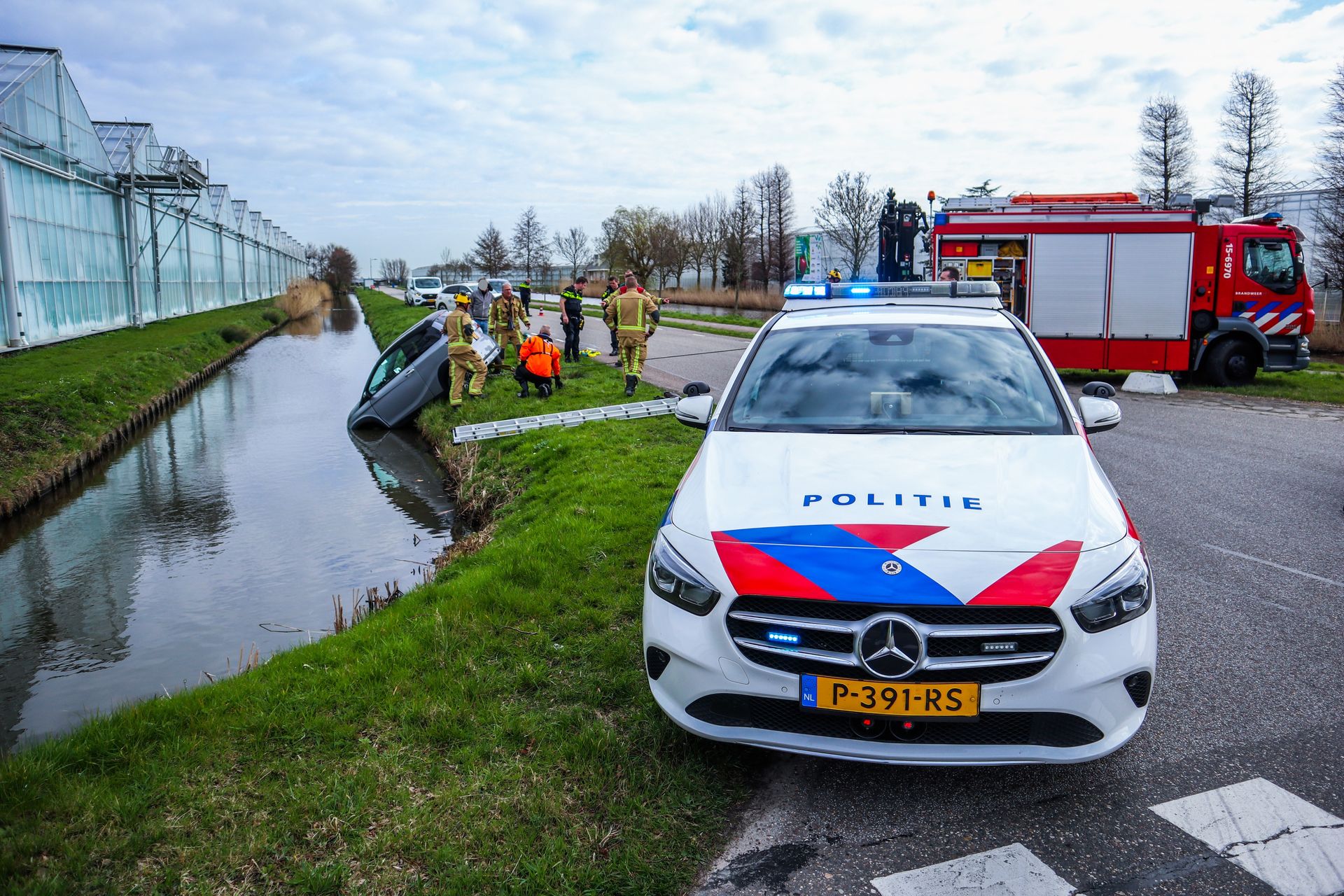 Auto te water Herenwerf Maasland