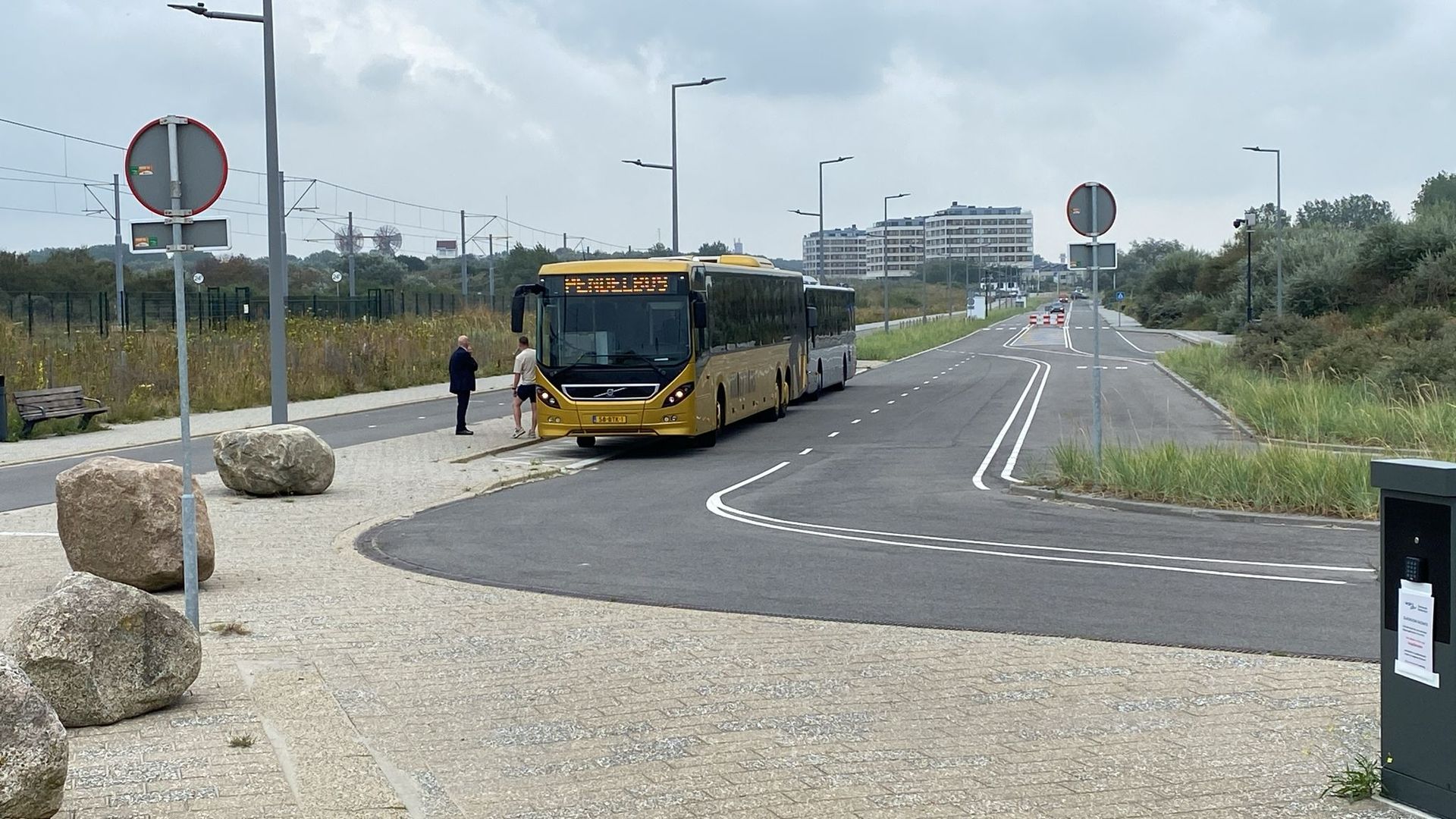 Pendelbussen rijden tussen Hoek van Holland strand en Steendijkpolder.