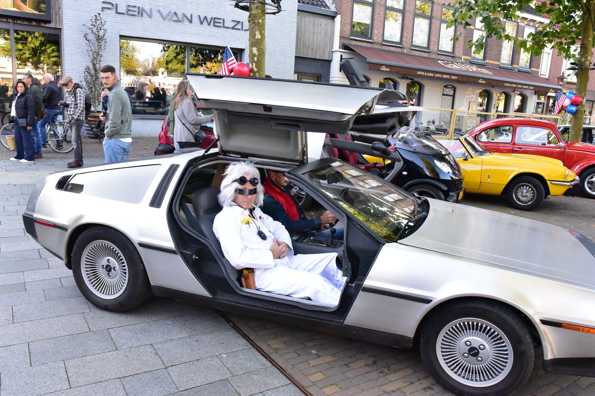 De 's-Gravenzandse Marty McFly en Dr. Emmett Brown vermaken het publiek met hun act.