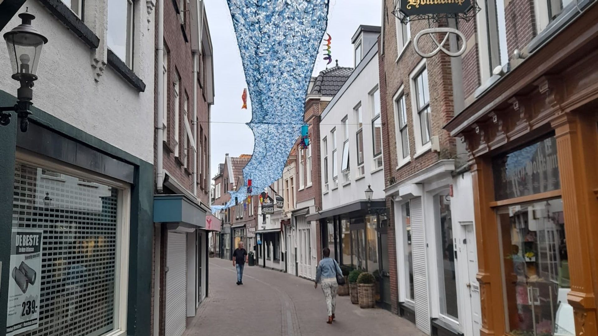 Geen vergunning: netten in Maassluise winkelstraat moeten weg