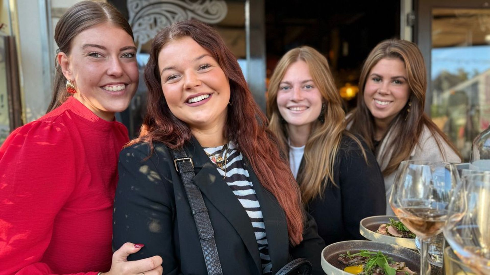 Maaike (tweede van links) met haar vriendinnen