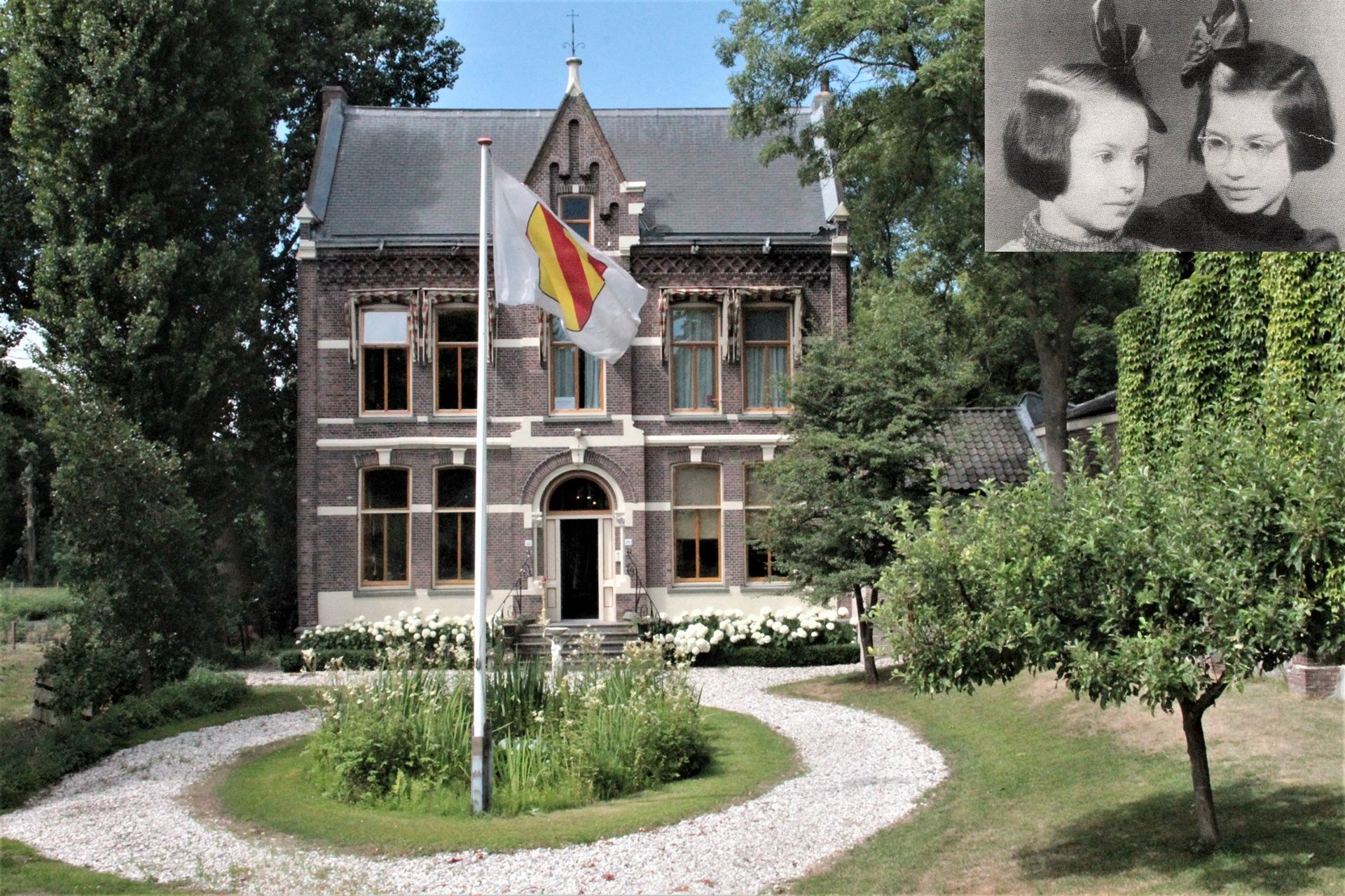 De R.K. pastorie van Hodenpijl. Inzet: de zusjes Gudeweg. Rechts Ida, de latere schrijfster.
