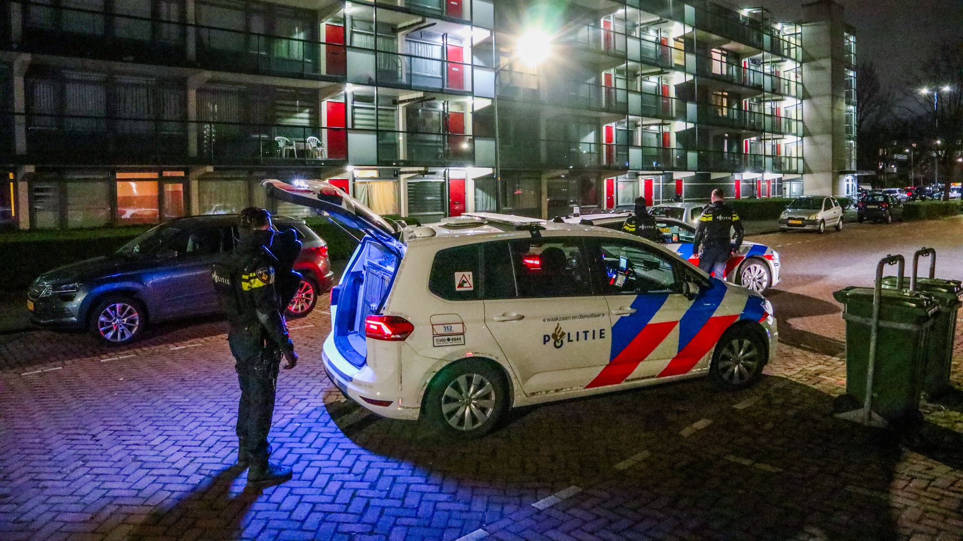 Agenten in kogelwerende vesten voor de woning.