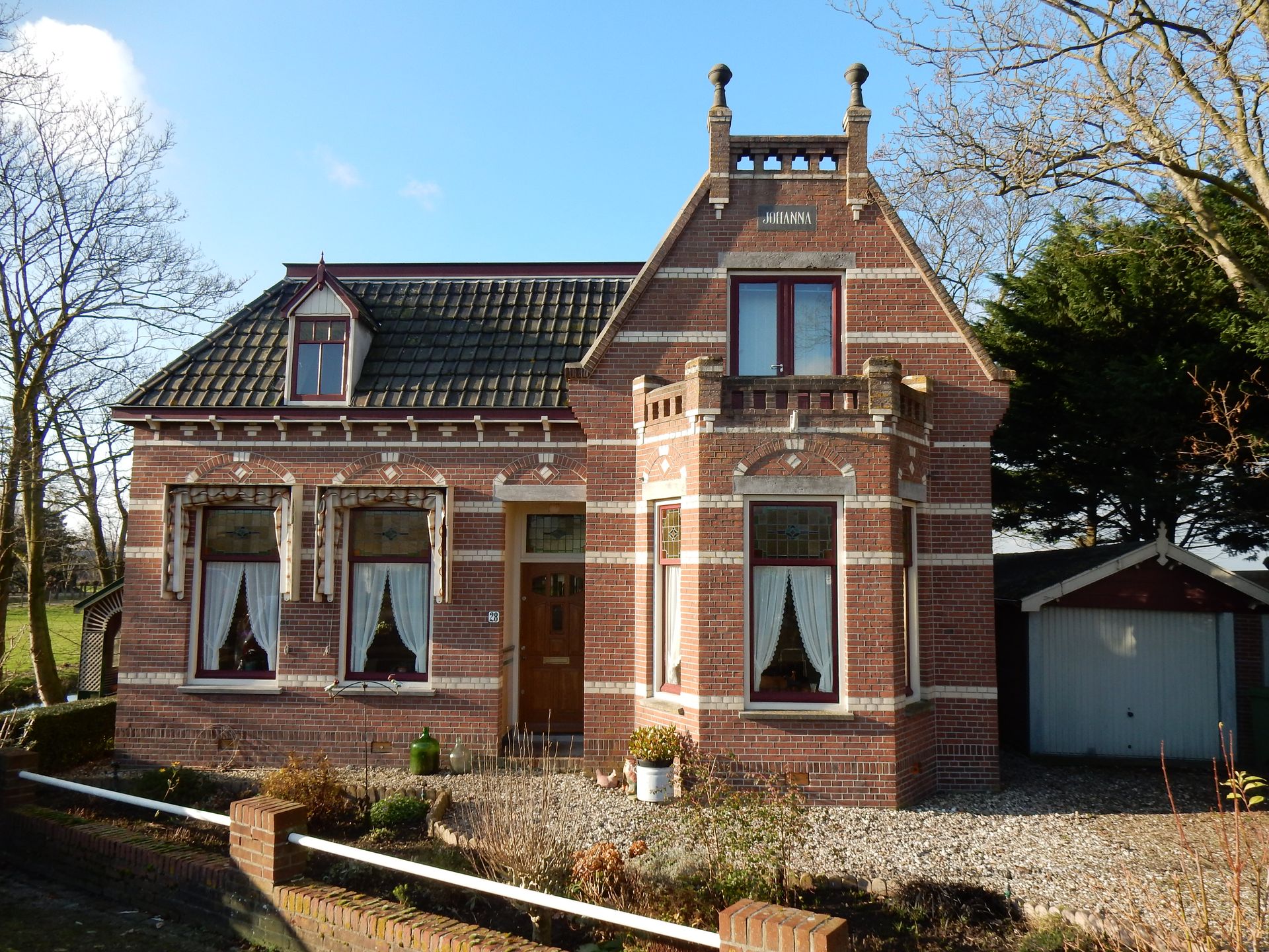 De tijdelijke pastorie van ds. De Koning in Schipluiden.