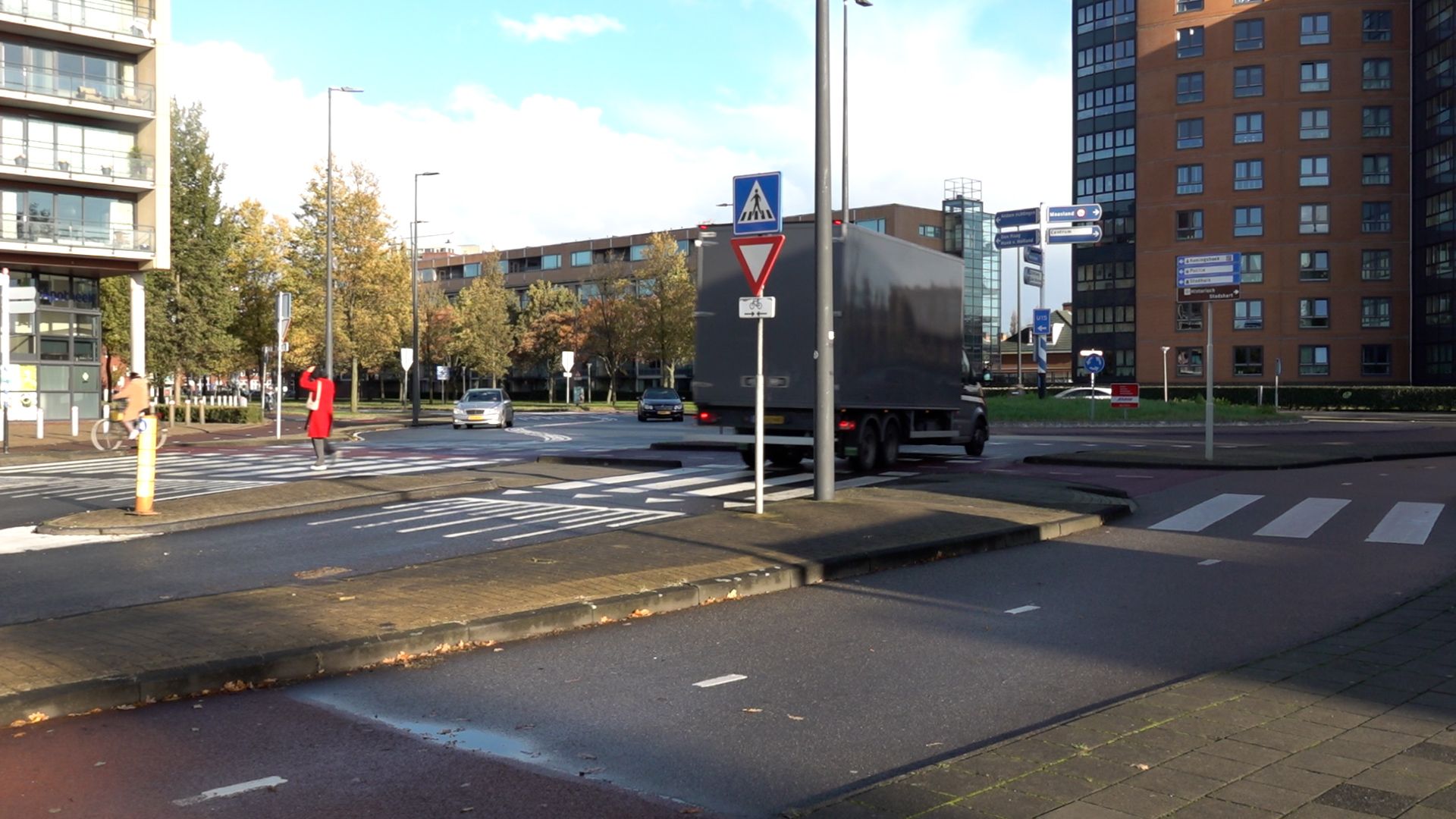 Rotonde Westlandseweg: 'Aanrijdingen, bijna-aanrijdingen en schade'