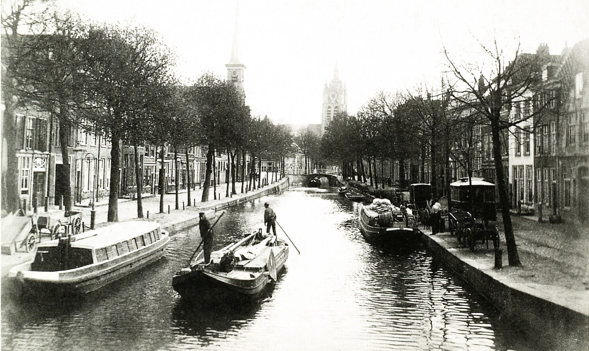 Het Noordeinde in Delft met links nog een oude trekschuit, ca. 1900.