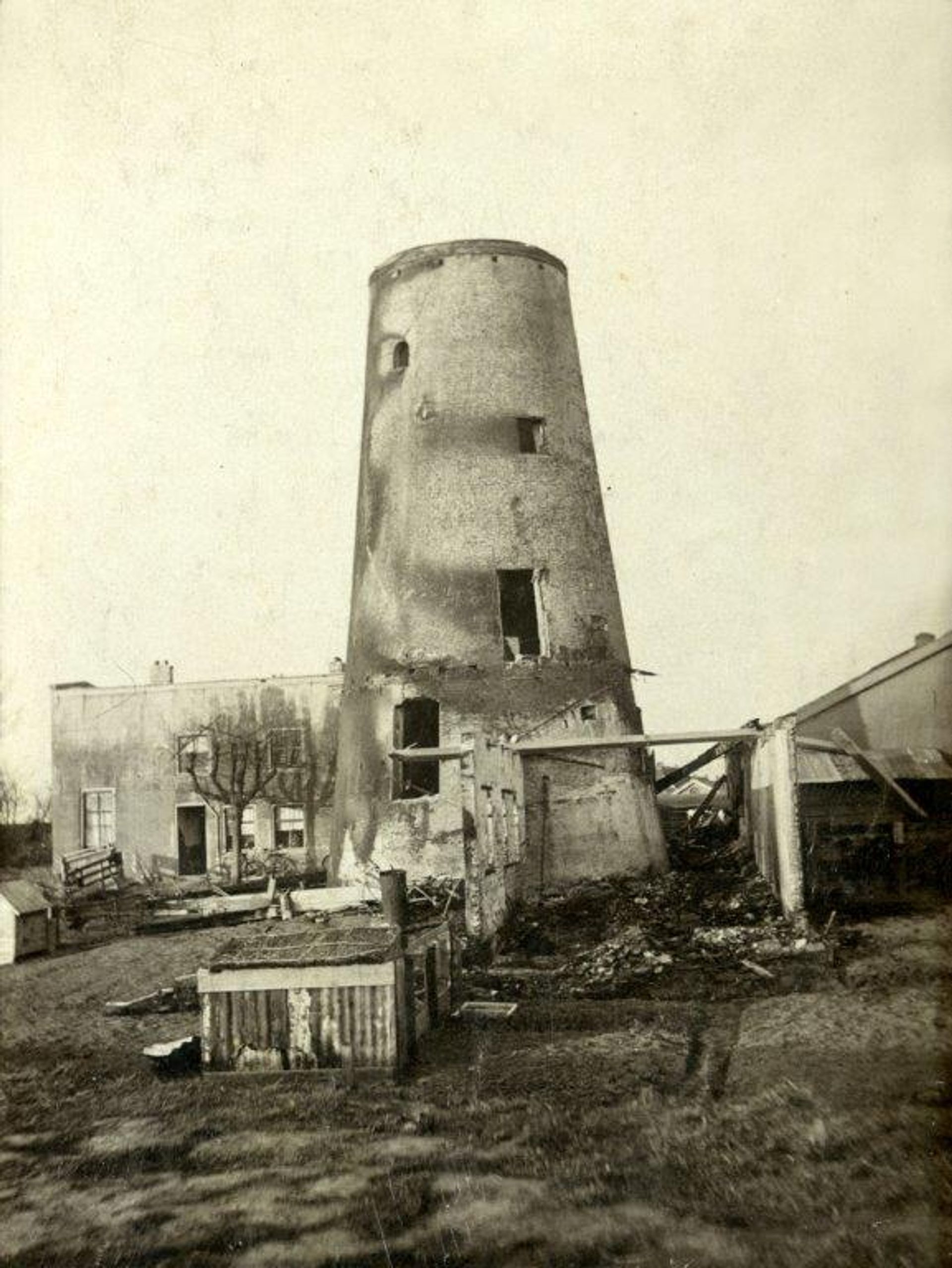 Afgebrande Noordmolen in 1922.