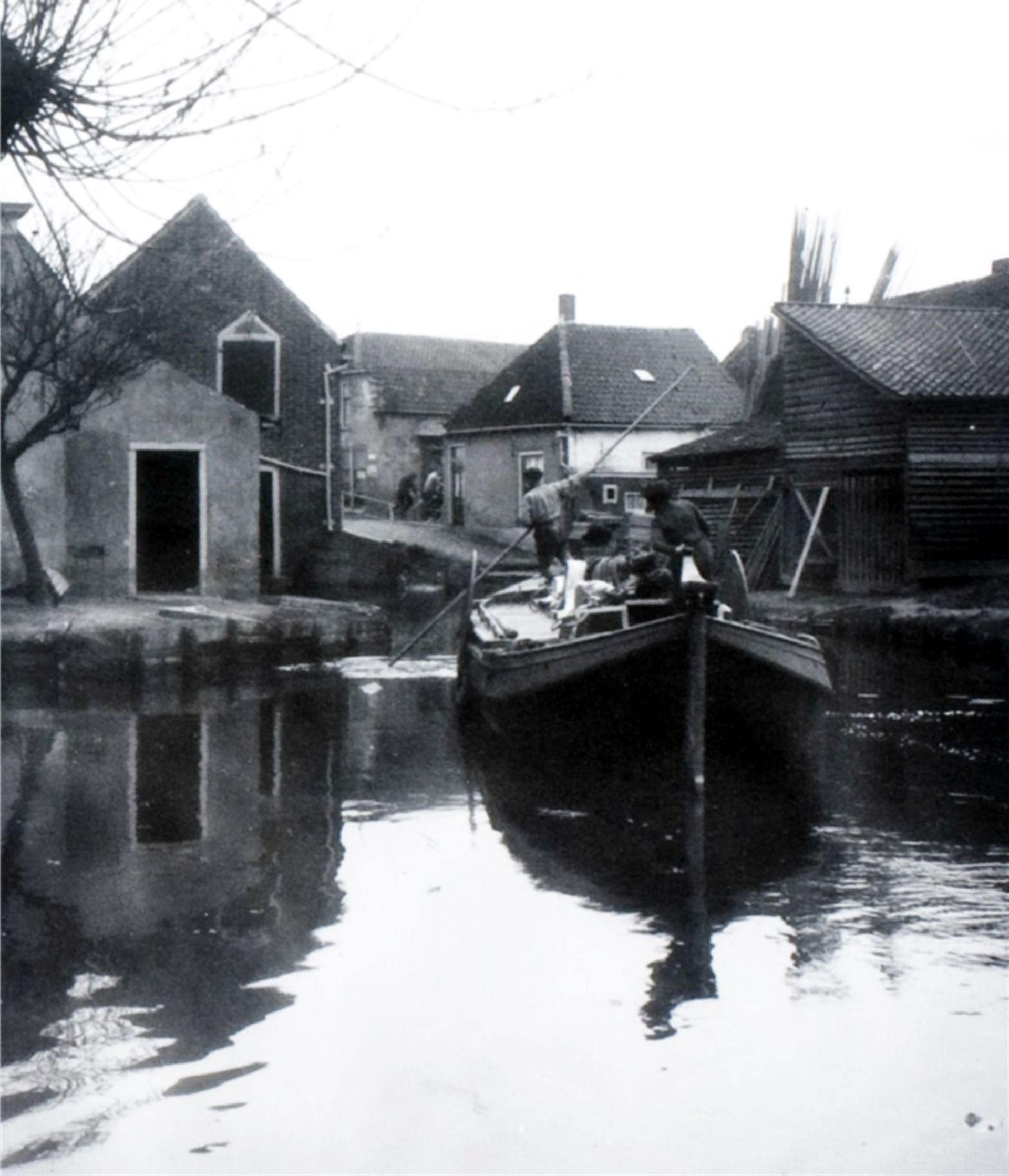 De uitmonding van de nieuwe vaart achter de huizen van de Heulweg in de Holle Watering. Op de achtergrond rechts het ‘Laagje’ met een stukje van de leuning van de Heulbrug.